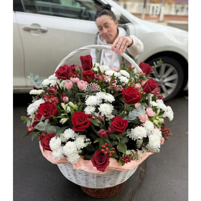 Композиция цветов в корзине " Моцарт"