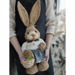 Интерьерная игрушка &laquo;Зайчиха соломенная&raquo; с корзинкой