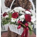 Композиция цветов в корзине